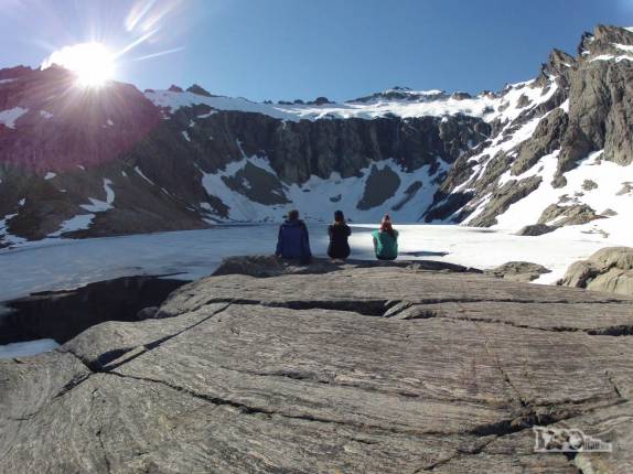 Admirando a Laguna Témpanos, próxima ao Refúgio San Martín, região de Bariloche, na Argentina